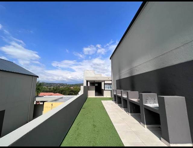 2 BEDROOM DUPLEX FOR SALE IN MENLO PARK